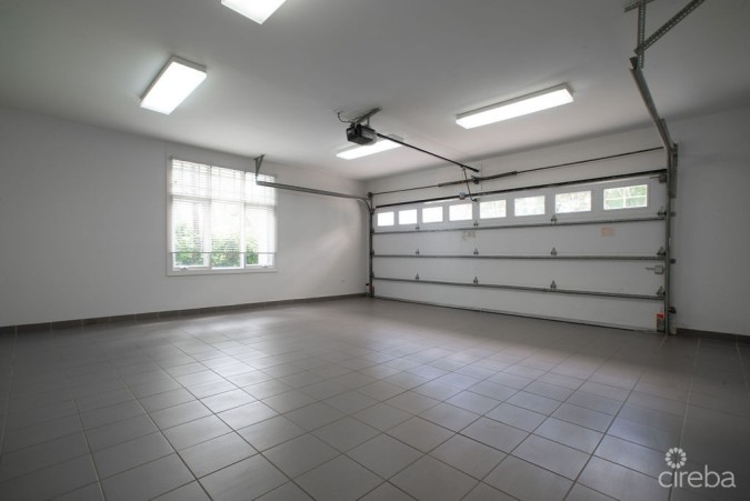 RARE KING'S COURT VILLA IN BRITANNIA | SEVEN MILE BEACH CORRIDOR