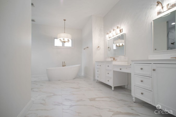 RARE KING'S COURT VILLA IN BRITANNIA | SEVEN MILE BEACH CORRIDOR
