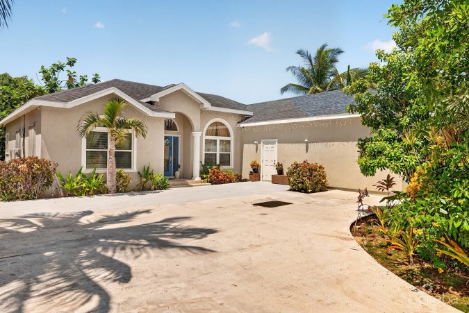 SAVANNAH NEWLANDS FAMILY HOME WITH POOL, OUTSDIE BAR & INCOME-GENERATING GUEST SUITE