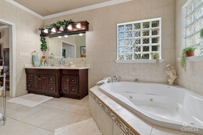 SAVANNAH NEWLANDS FAMILY HOME WITH POOL, OUTSDIE BAR & INCOME-GENERATING GUEST SUITE