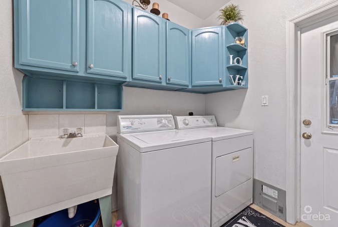 SAVANNAH NEWLANDS FAMILY HOME WITH POOL, OUTSDIE BAR & INCOME-GENERATING GUEST SUITE