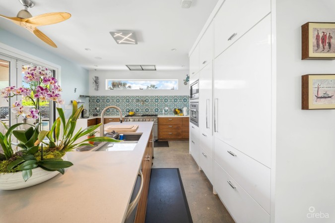24  SHOREWINDS TRAIL, THE SHORES FAMILY HOME
