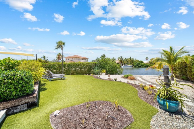 24  SHOREWINDS TRAIL, THE SHORES FAMILY HOME