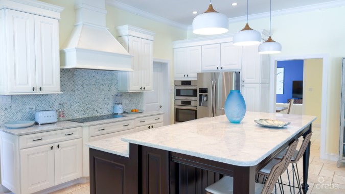 SEVEN MILE BEACH CORRIDOR FAMILY HOME