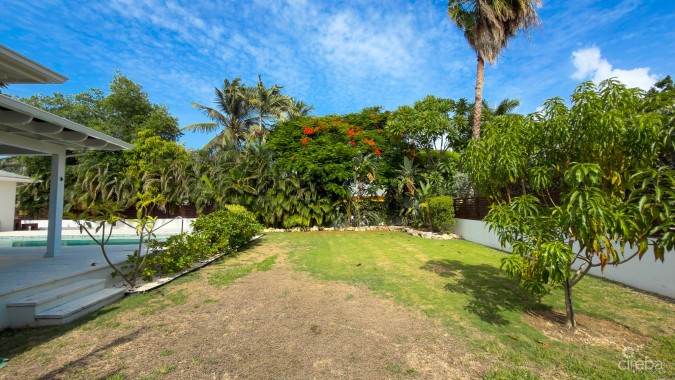 SEVEN MILE BEACH CORRIDOR FAMILY HOME