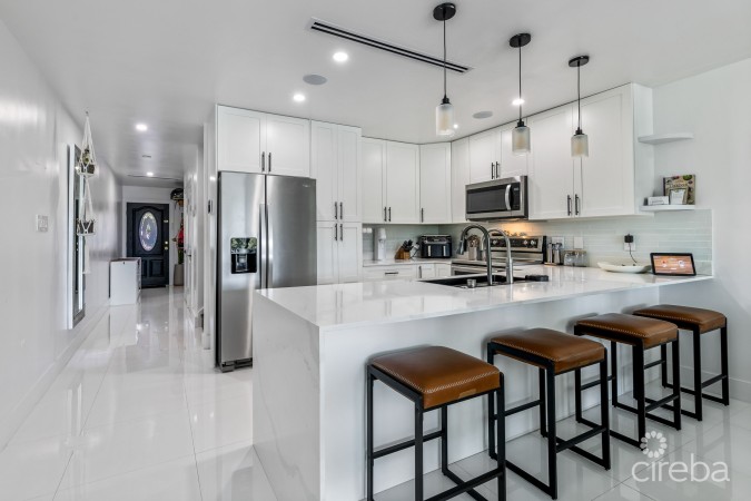 #6 LAKESHORE VILLAS / 2 BED PLUS DEN / 3 BATH