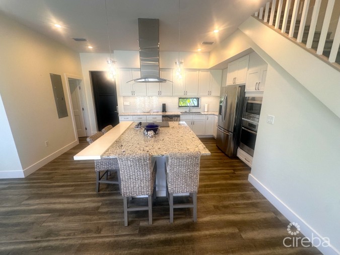 LARGE SEAHAVEN 2 BED WITH POOL - OCEANVIEW AND CANAL FRONT