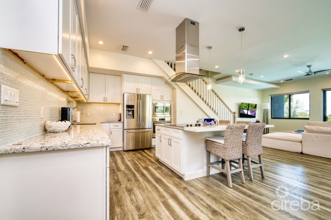 LARGE SEAHAVEN 2 BED WITH POOL - OCEANVIEW AND CANAL FRONT