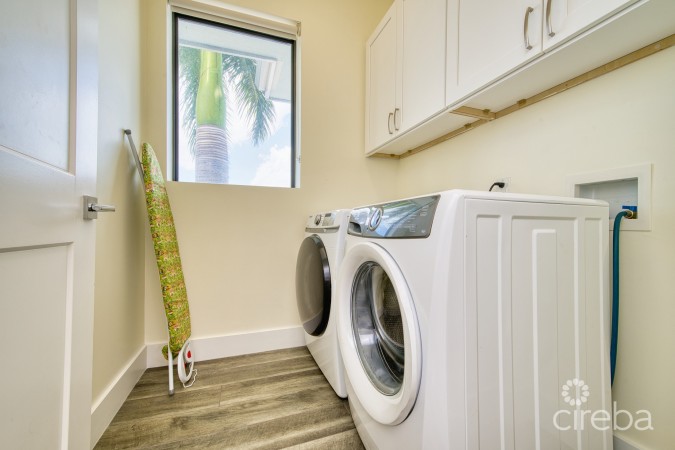 LARGE SEAHAVEN 2 BED WITH POOL - OCEANVIEW AND CANAL FRONT