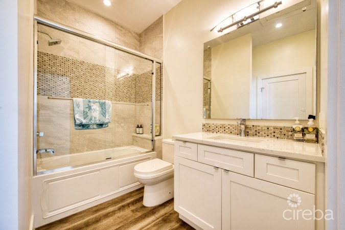 LARGE SEAHAVEN 2 BED WITH POOL - OCEANVIEW AND CANAL FRONT