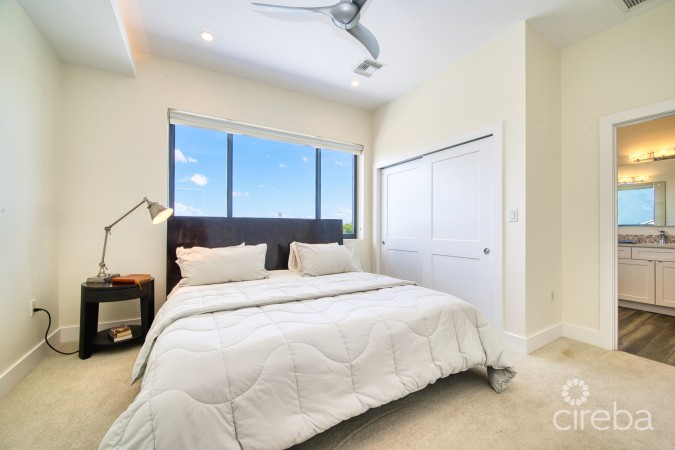 LARGE SEAHAVEN 2 BED WITH POOL - OCEANVIEW AND CANAL FRONT