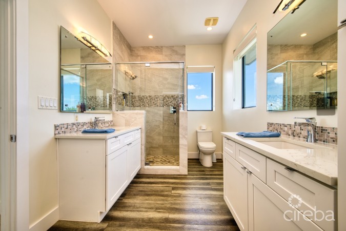 LARGE SEAHAVEN 2 BED WITH POOL - OCEANVIEW AND CANAL FRONT