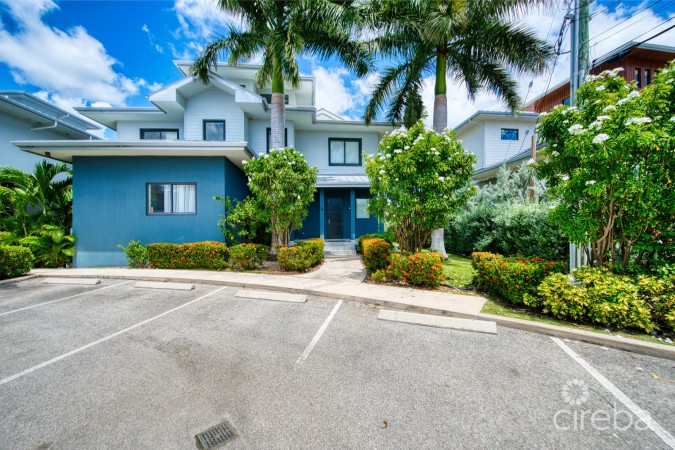 LARGE SEAHAVEN 2 BED WITH POOL - OCEANVIEW AND CANAL FRONT