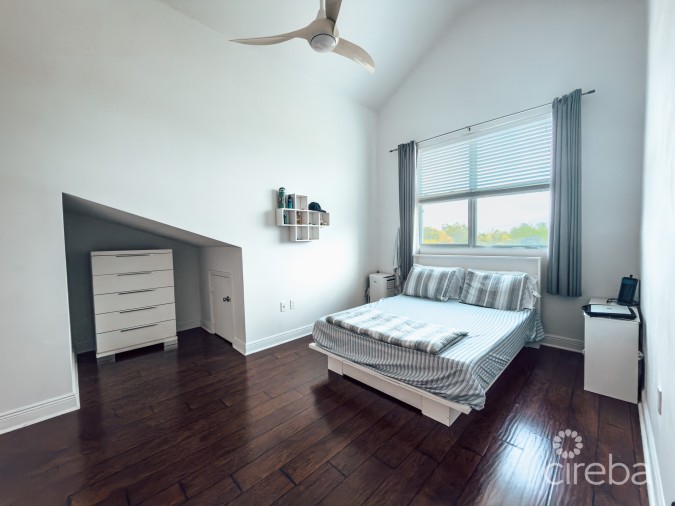 EMERALD ISLE 2 BEDROOM TOWNHOUSE