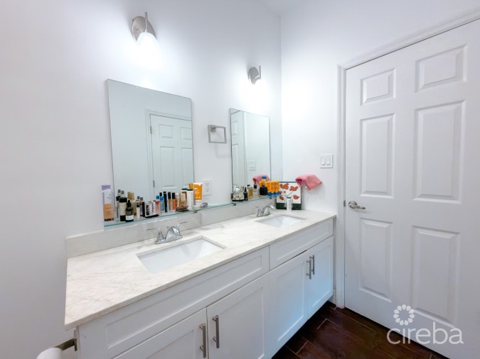 EMERALD ISLE 2 BEDROOM TOWNHOUSE