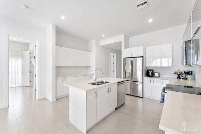 SHORE CLUB #6- OCEAN VIEW PENTHOUSE WITH PRIVATE ROOF TOP TERRACE- VENDOR TO PAY STAMP DUTY!!!!!!!