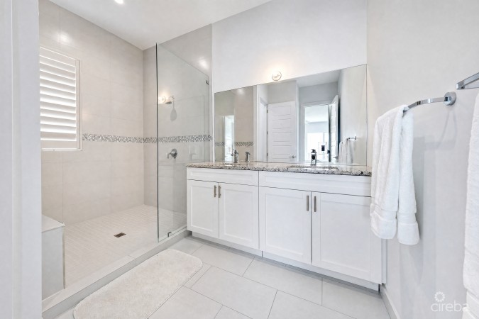 SHORE CLUB #6- OCEAN VIEW PENTHOUSE WITH PRIVATE ROOF TOP TERRACE- VENDOR TO PAY STAMP DUTY!!!!!!!