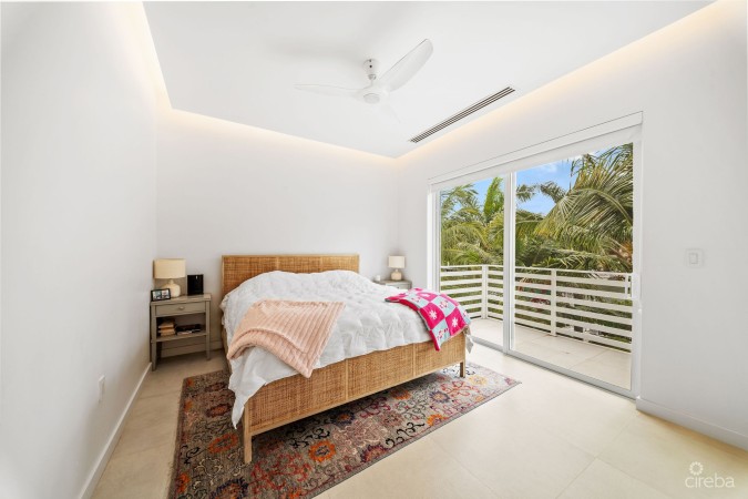 SOLARA #104 | LUXURY TOWNHOUSE IN CRYSTAL HARBOUR
