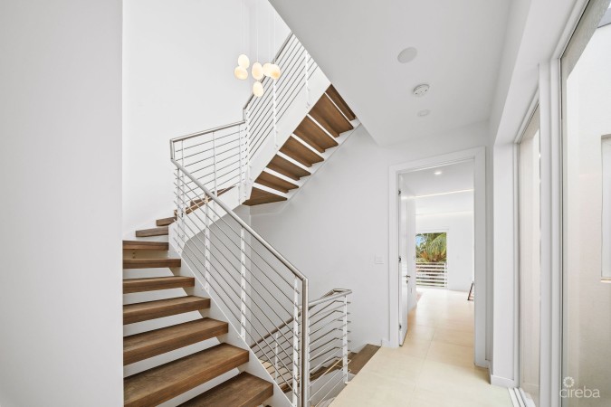 SOLARA #104 | LUXURY TOWNHOUSE IN CRYSTAL HARBOUR