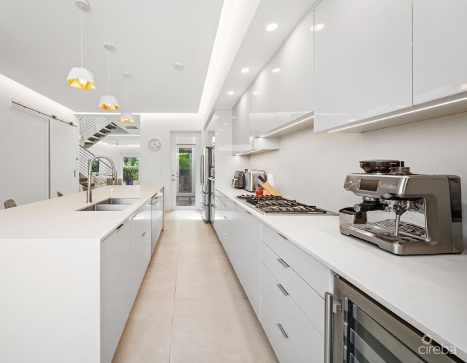 SOLARA #104 | LUXURY TOWNHOUSE IN CRYSTAL HARBOUR