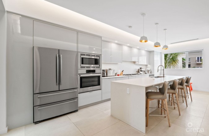SOLARA #104 | LUXURY TOWNHOUSE IN CRYSTAL HARBOUR