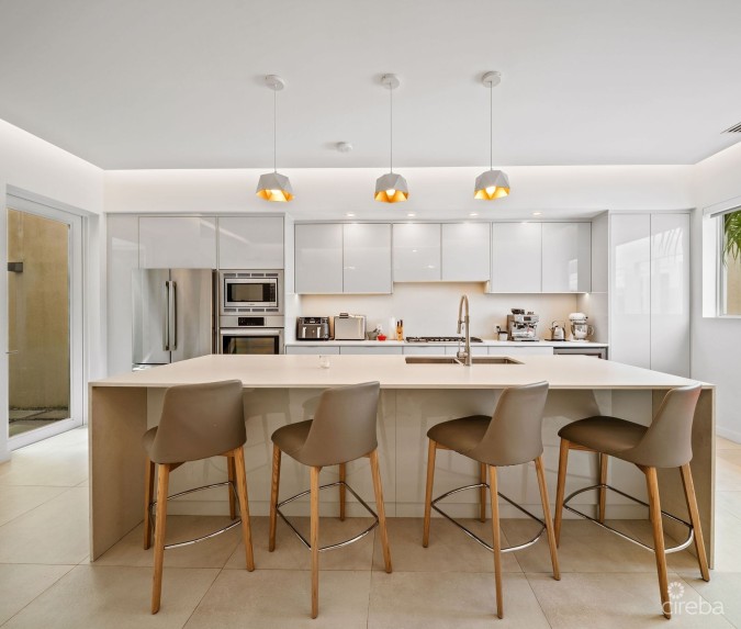 SOLARA #104 | LUXURY TOWNHOUSE IN CRYSTAL HARBOUR