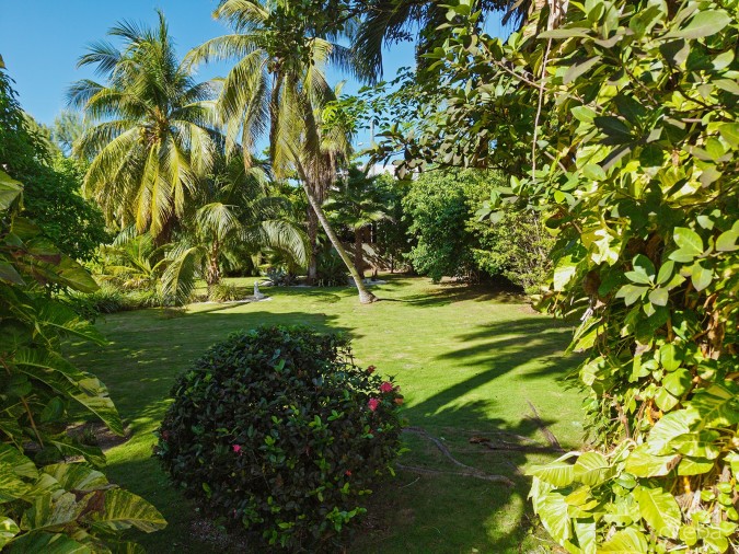 RARE DOUBLE-LOT OASIS BUNGALOW  WITH POOL IN SNUG HARBOUR