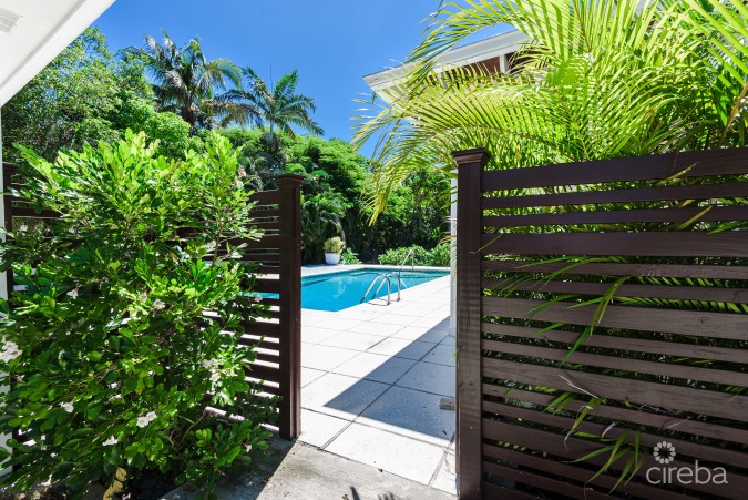 SEVEN MILE BEACH CORRIDOR FAMILY HOME