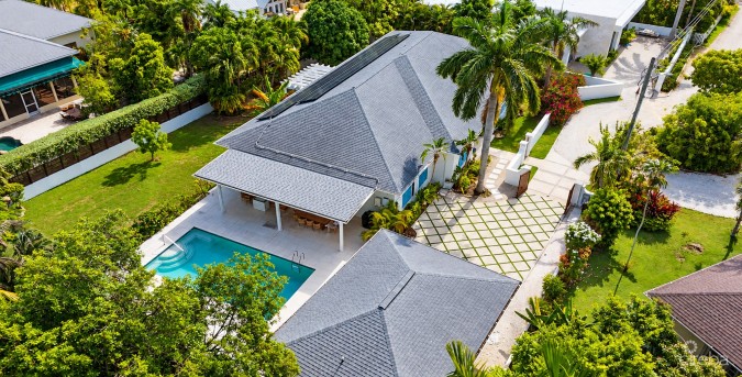 SEVEN MILE BEACH CORRIDOR FAMILY HOME