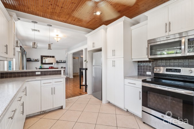 CHARMING SAVANNAH HOME WITH PICTURE PERFECT STREET APPEAL!