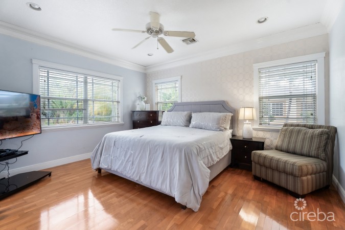 CHARMING SAVANNAH HOME WITH PICTURE PERFECT STREET APPEAL!