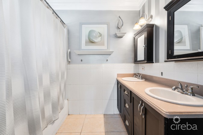 CHARMING SAVANNAH HOME WITH PICTURE PERFECT STREET APPEAL!