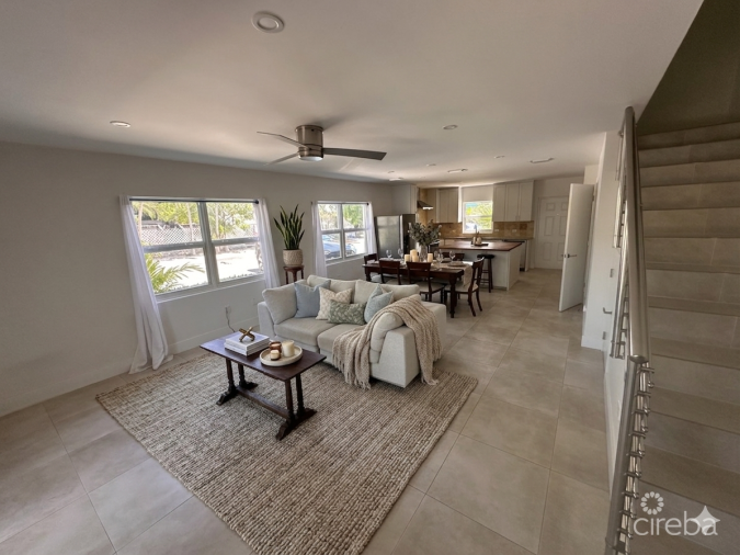 GLEN EDEN RENOVATED 2 BED END UNIT WITH ENCLOSED YARD