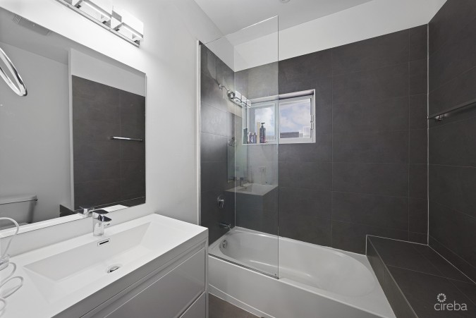 LIGHTHOUSE MANOR 25 | BEAUTIFUL ONE BED TOWNHOUSE