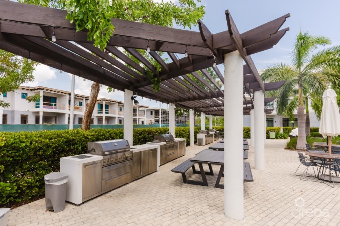 OLEA 123 - 4 BEDROOM CANAL FRONT DUPLEX/FAMILY HOME