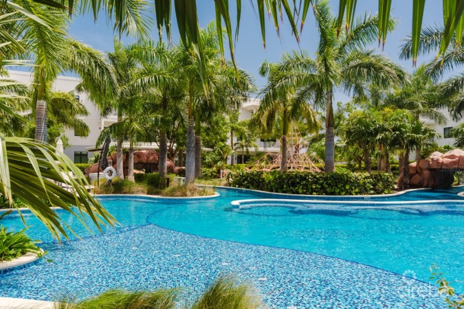 OLEA 123 - 4 BEDROOM CANAL FRONT DUPLEX/FAMILY HOME