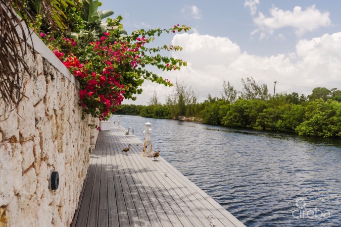 OLEA 123 - 4 BEDROOM CANAL FRONT DUPLEX/FAMILY HOME