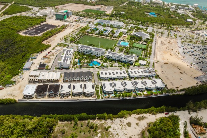 OLEA 123 - 4 BEDROOM CANAL FRONT DUPLEX/FAMILY HOME